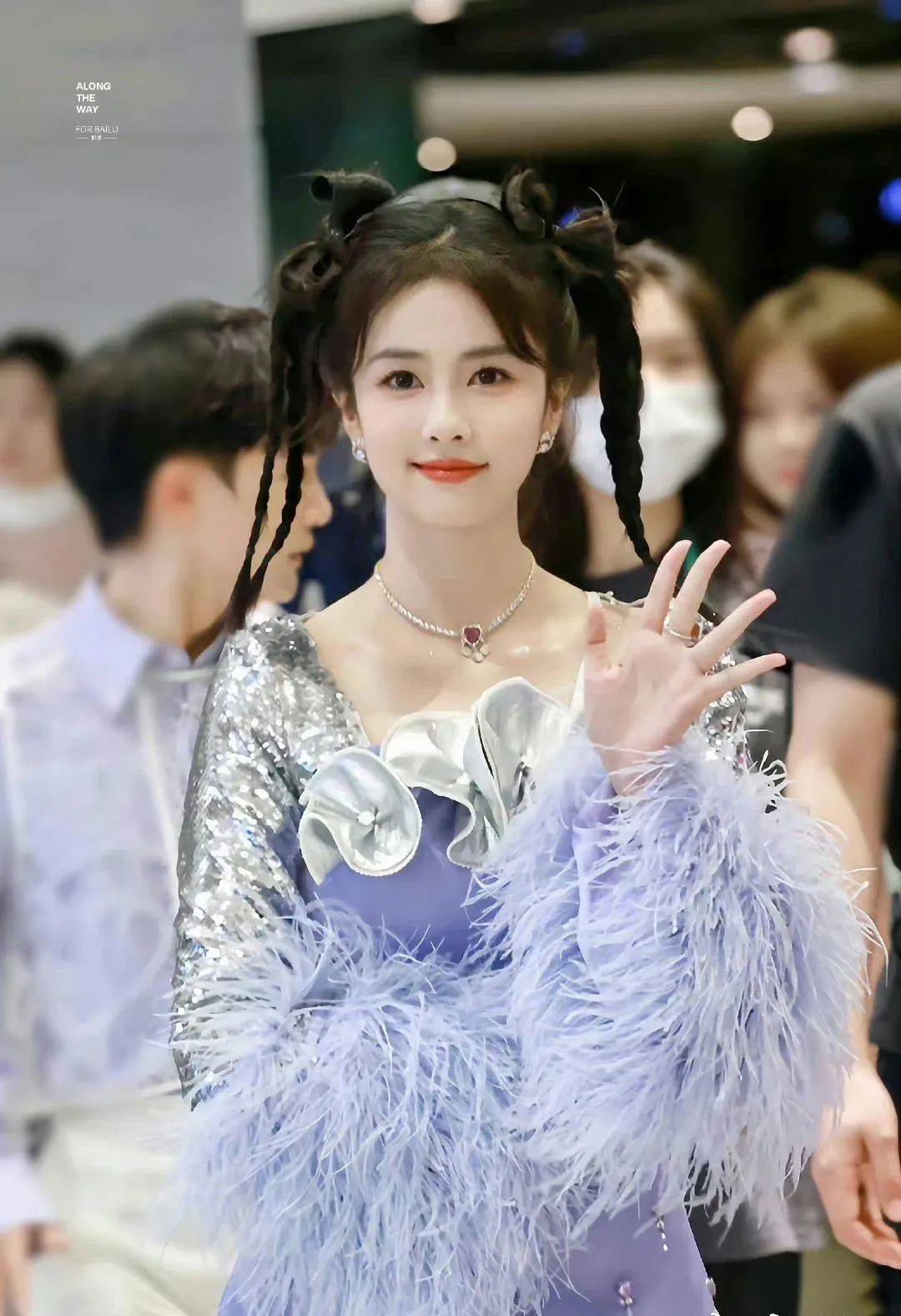 一到夏天,女明星都会疯狂爱上双马尾?_蝴蝶结_造型_元气