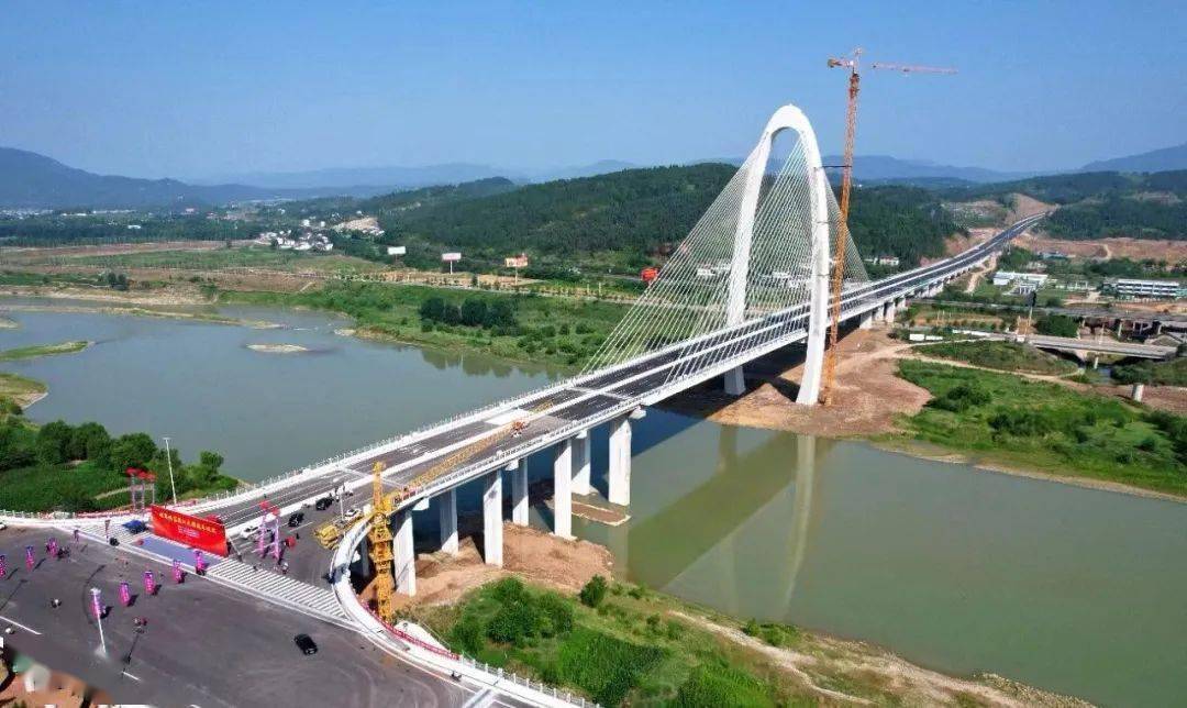 广元摆宴坝嘉陵江大桥建成通车_群众_斜拉桥_杨巍
