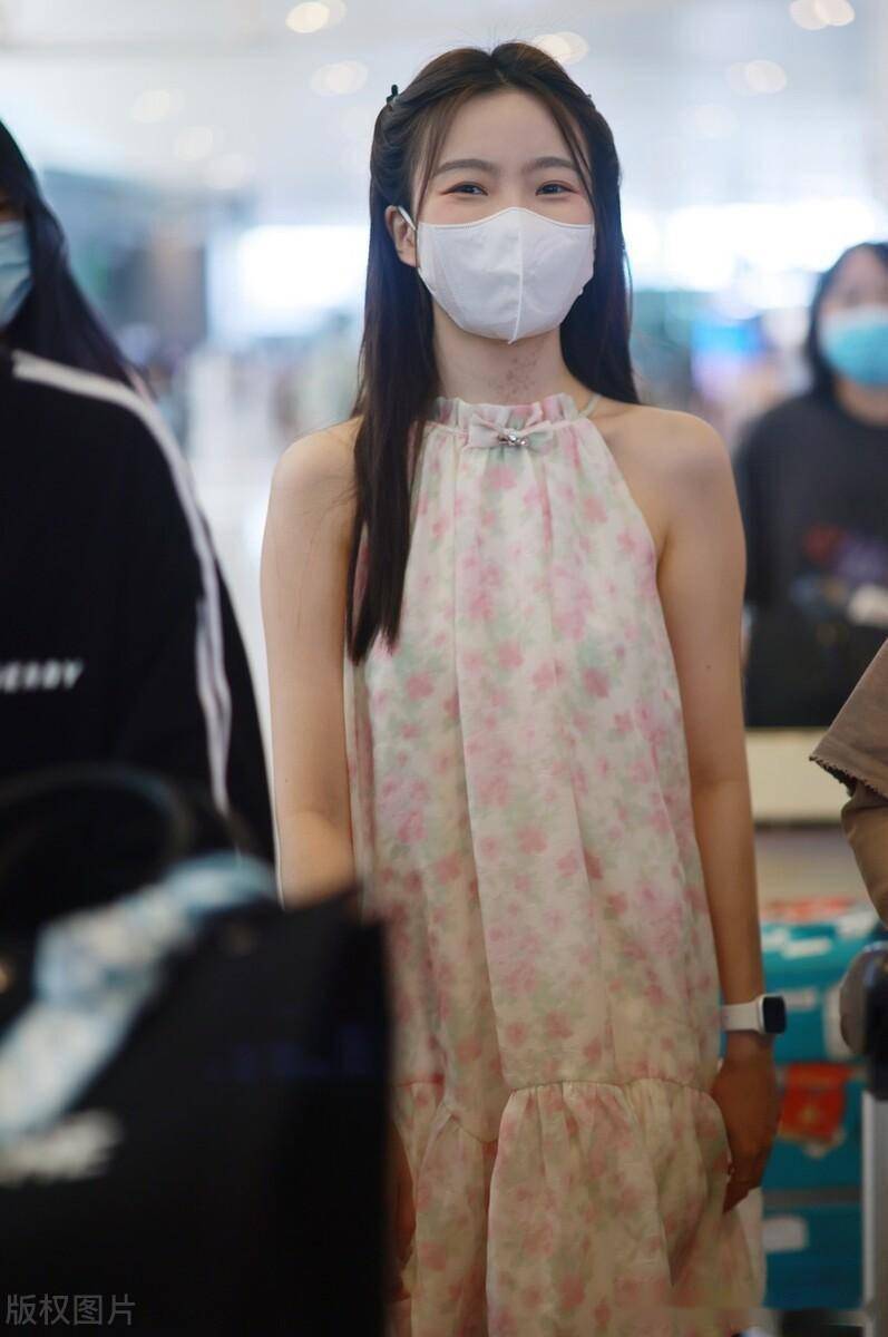 陈卓璇头发扎成双马尾,凸显小家碧玉可爱形象_上海_机场