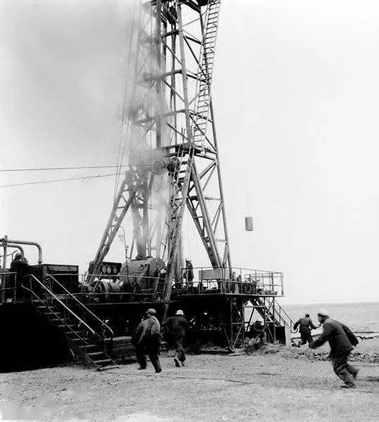 奋斗的红旗永不褪色——大庆精神