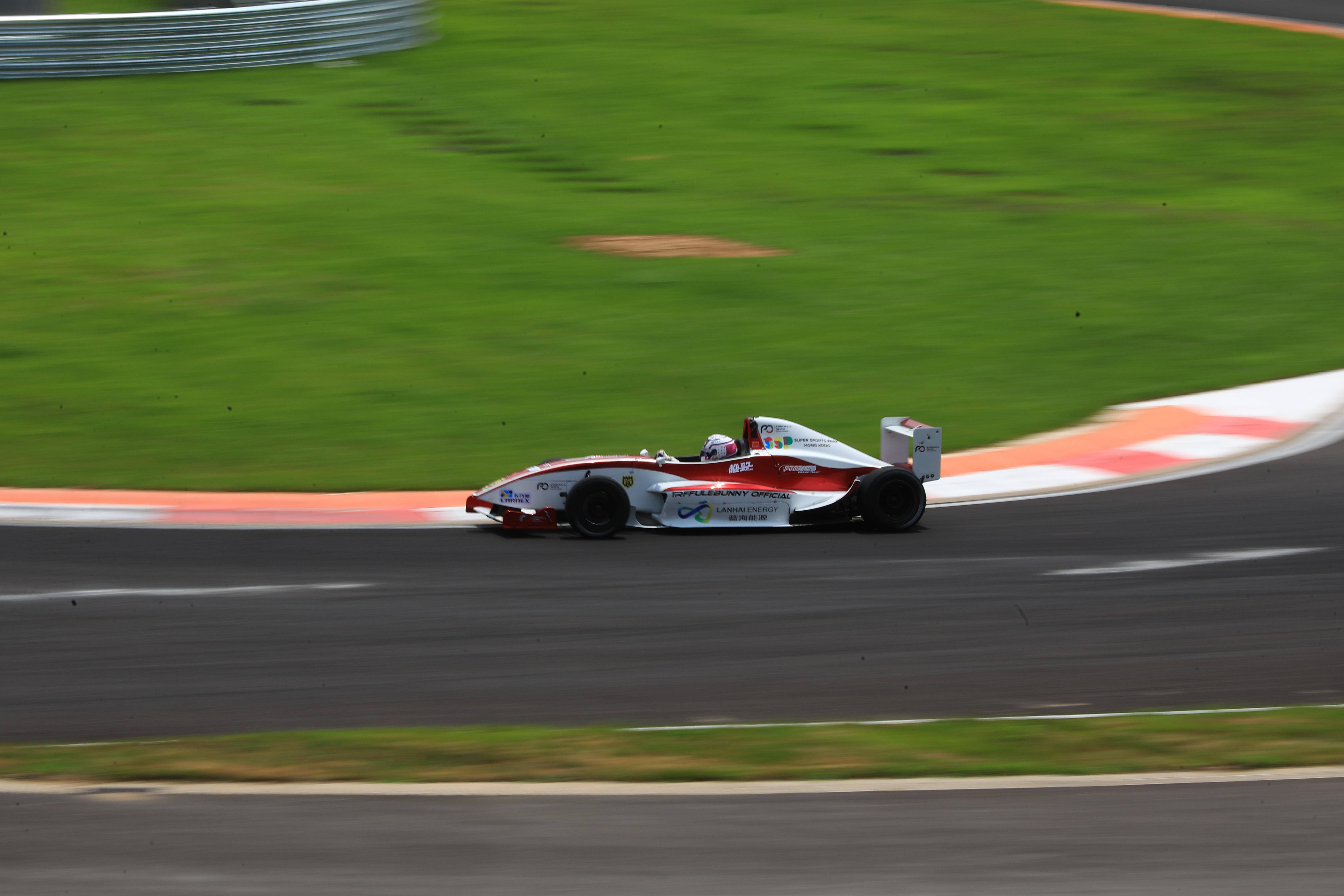 郑州国际赛车场第二个比赛日,青岛选手吕彦摘首冠_决赛_赛事_回合