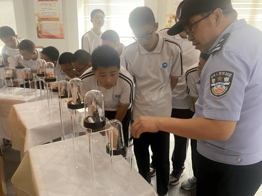锡林郭勒盟苏尼特右旗:参观禁毒教育基地 丰富暑期生活