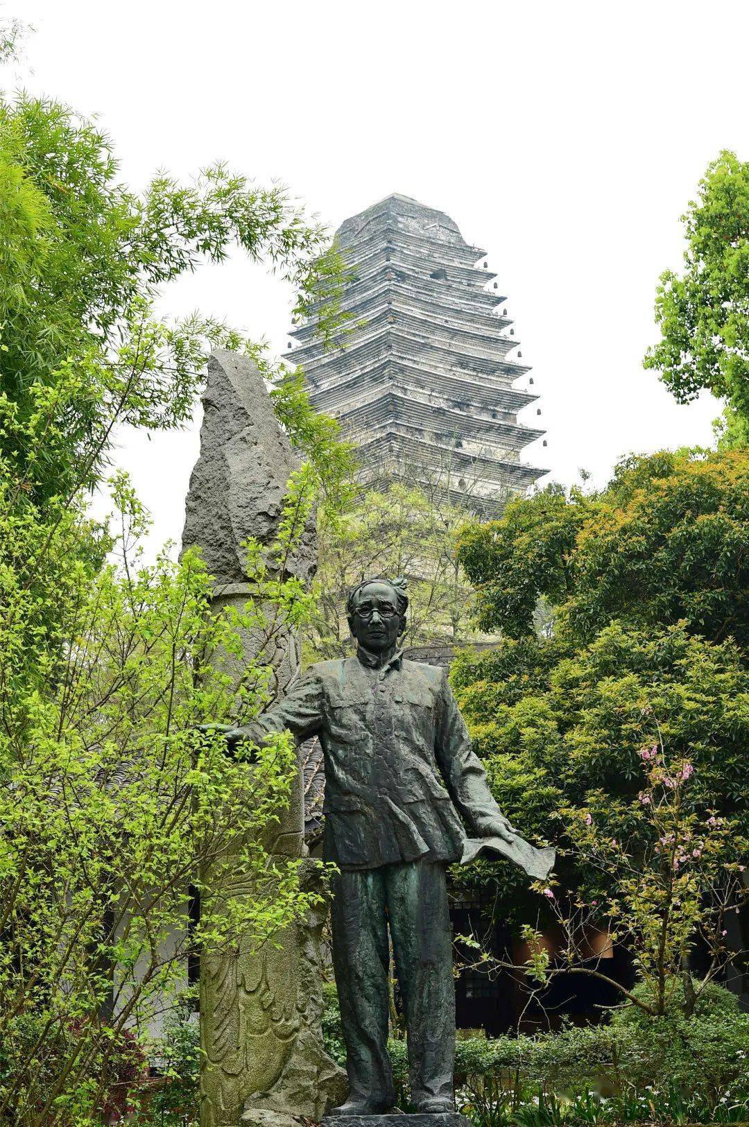 灵宝塔又名凌云塔因其耸立在凌云寺后的灵宝峰顶故以山峰命名