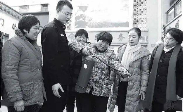 七一特刊│老街居委会的大妈们_街道_沙土路_老太太