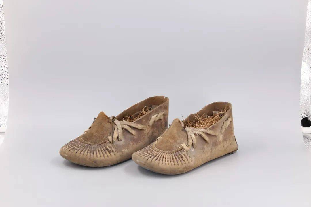 云想衣裳 丨满族服饰藏品中的百年生活点滴(四)_靰鞡_乌拉草_东北