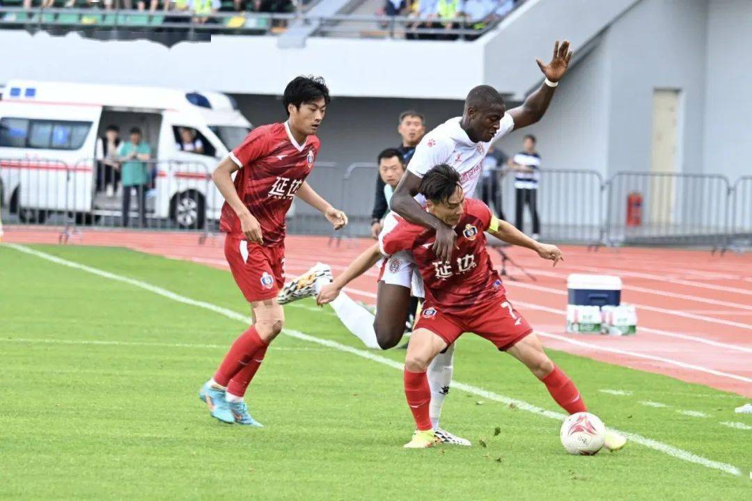 下午3点,比赛在延吉市全民健身中心体育场进行.