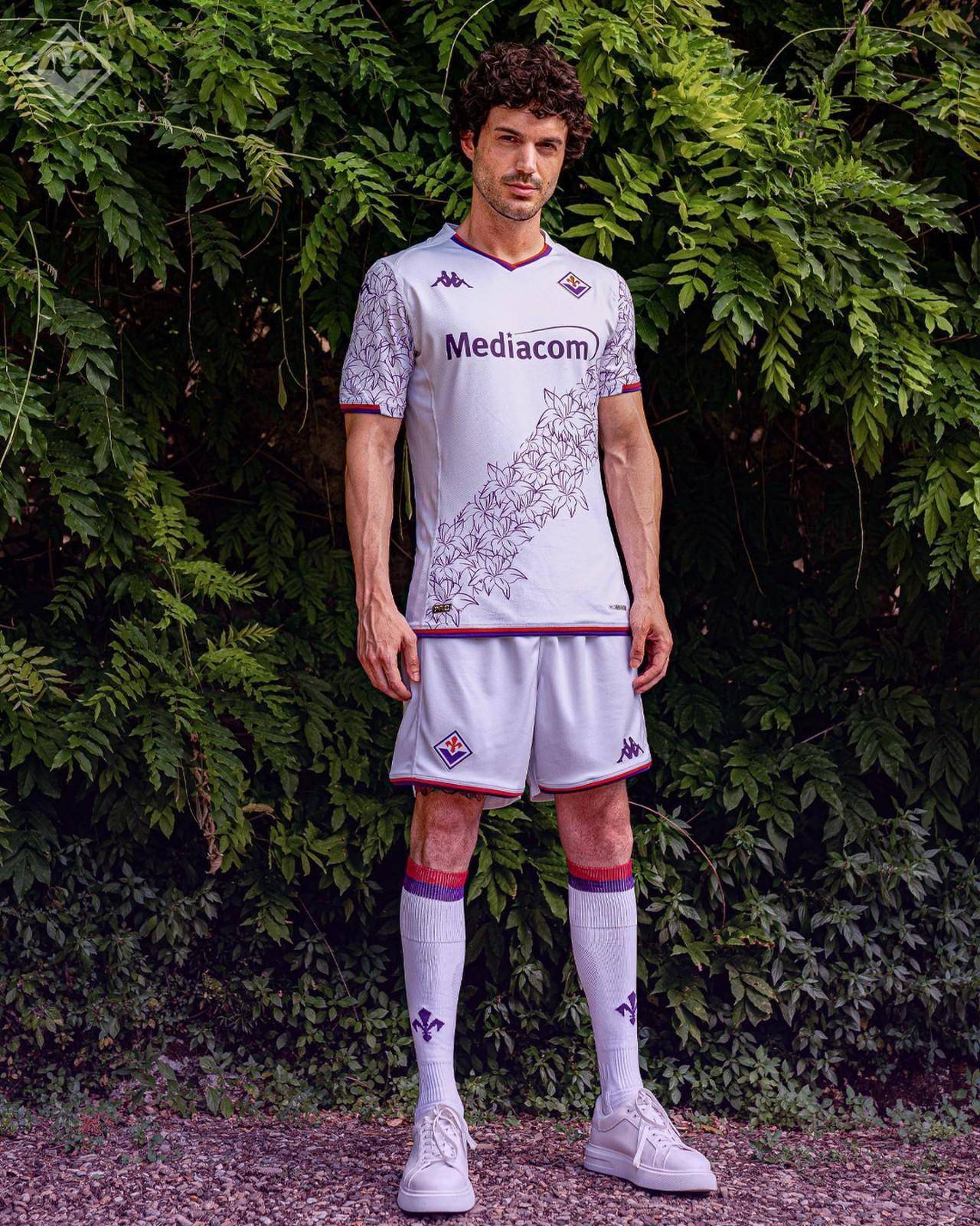 佛罗伦萨发布2023/24赛季客场球衣_图案_主场_衣领