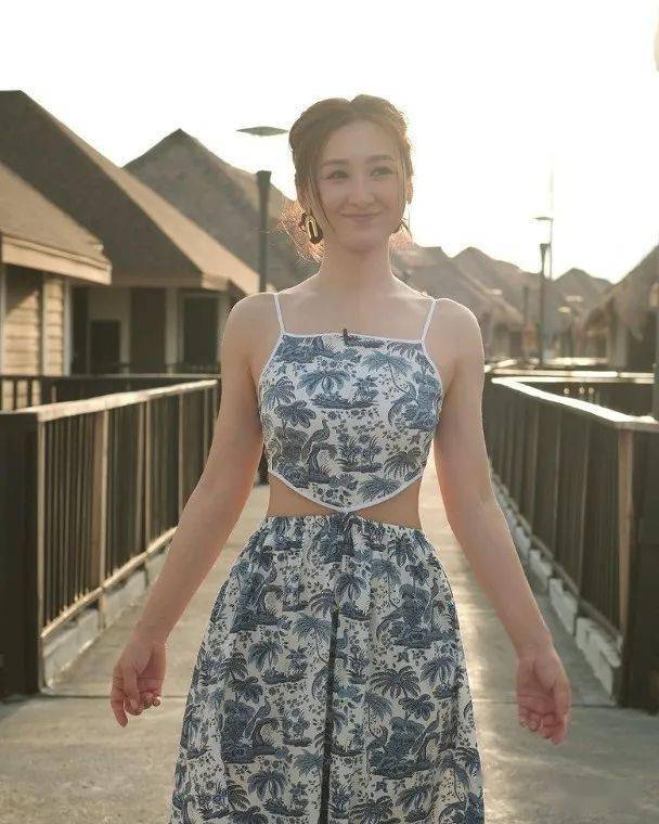 高海宁出动性感肚兜开工 尽骚白滑露背极诱人_ling_内地_节目