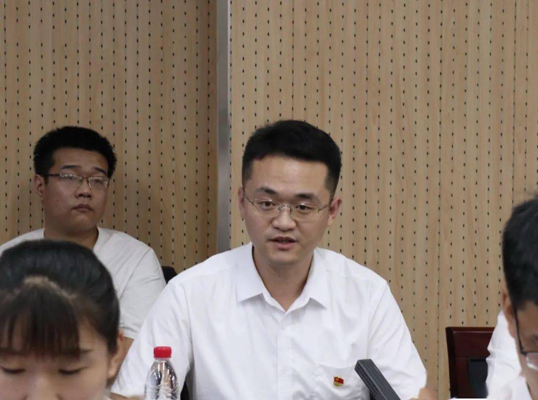 【人文四中61青蓝工程】潍坊四中举行青年教师座谈会暨青年教师拜师