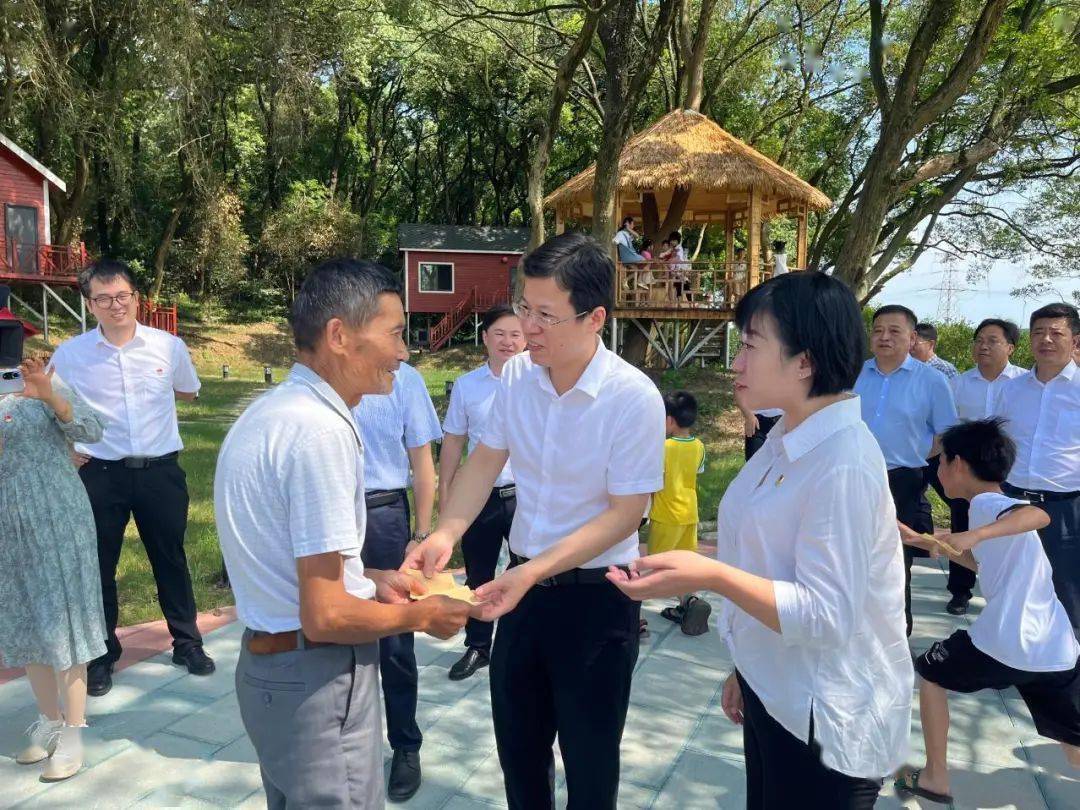 走访慰问困难群众在中村村,罗传彬先后察看了村"