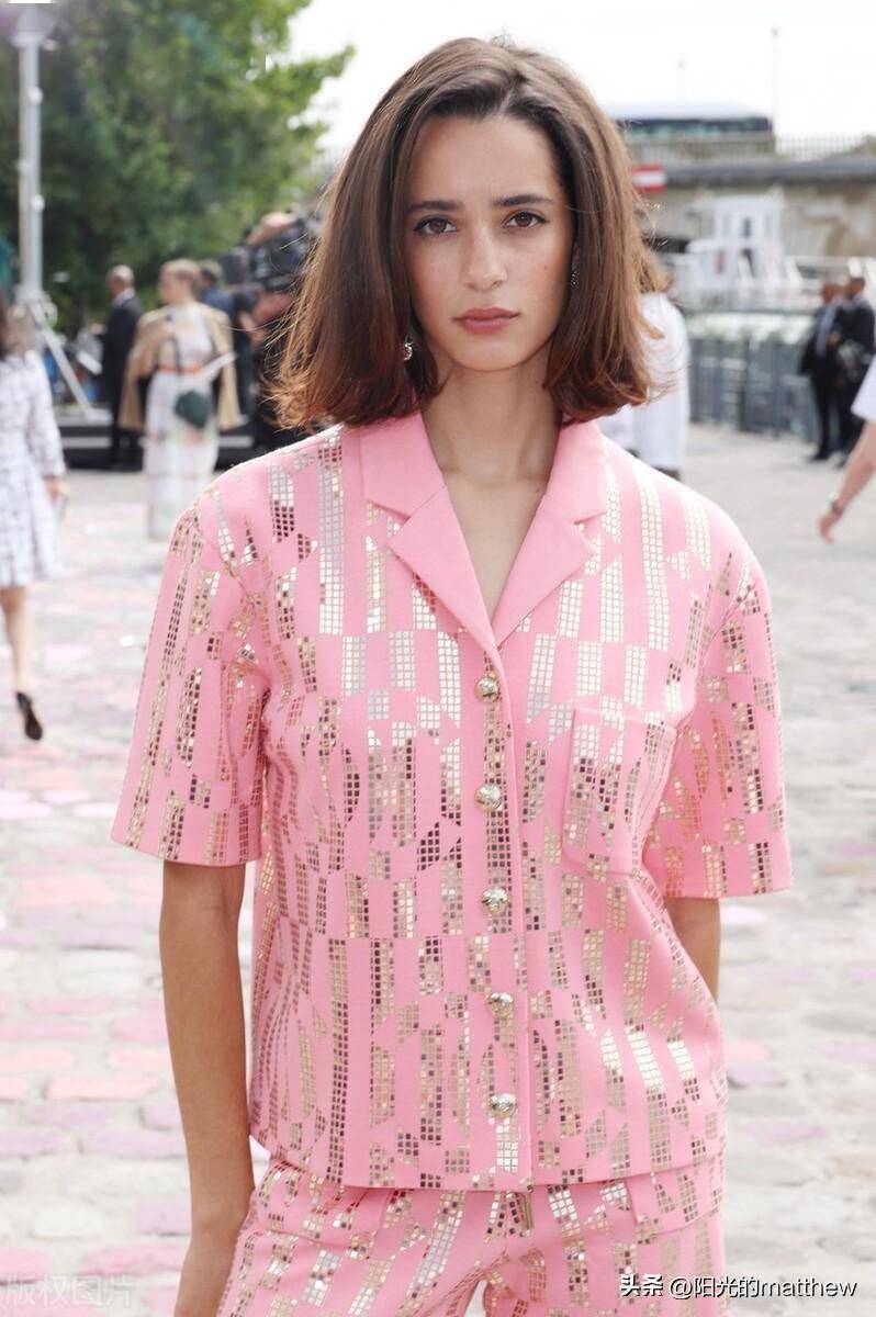 超模伊曼-佩雷斯现身chanel 2023秋冬巴黎高定时装周秀场看秀_法国