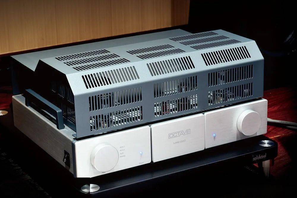 而另一主角mre220电子管单声道后级,每声道使用4只kt120功率电子管作