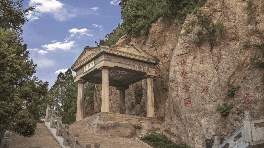 先辈的丰功伟绩抚过历史留下的弹痕在西安事变旧址回望历史参观兵谏亭