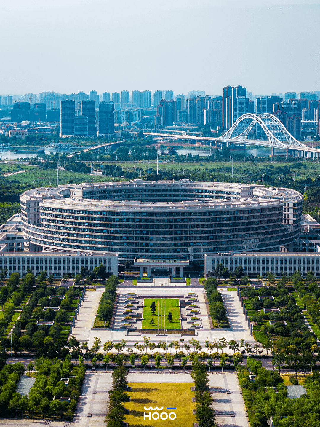 ☉东津商务大楼,造型"天圆地方",气势恢宏,寓意繁荣鼎盛团结和谐,未来
