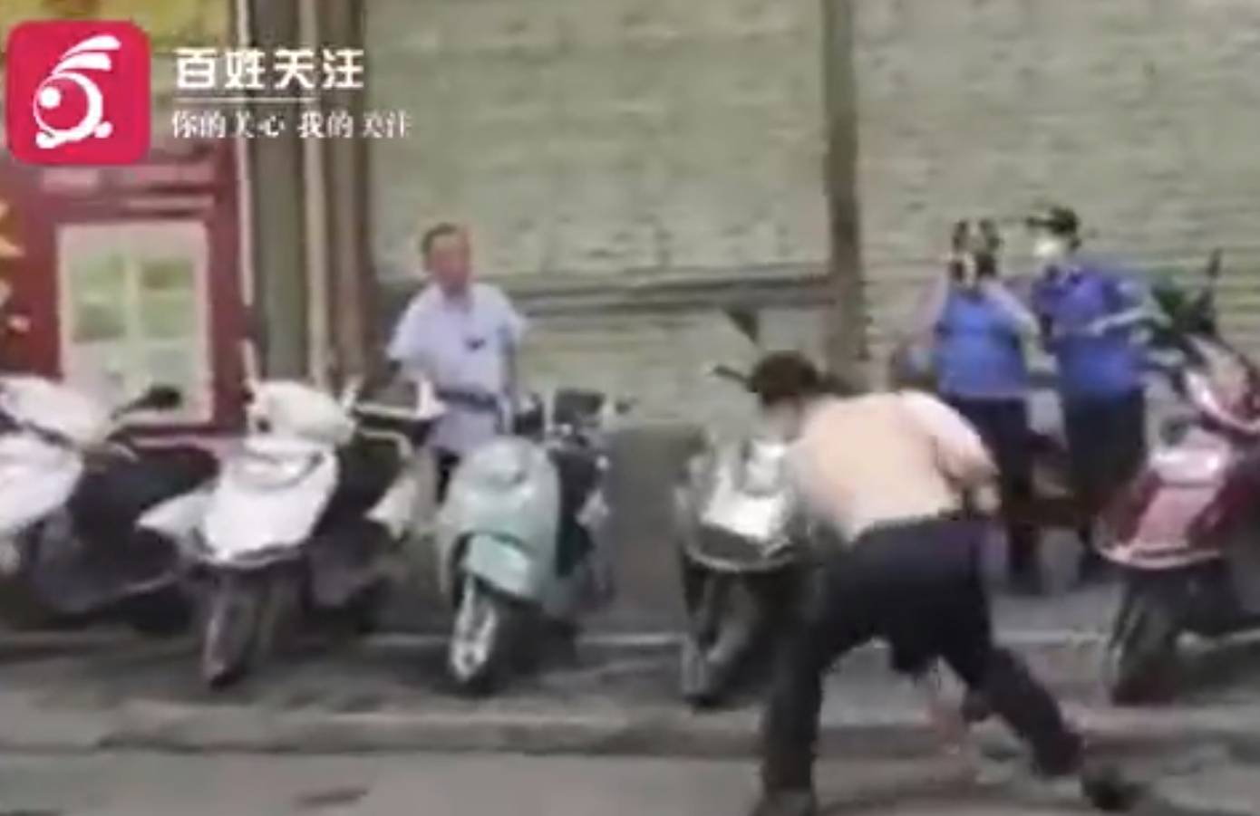 广西梧州一城管脱衣抱摔老人，引发众多网友热议_执法人员_视频_社会