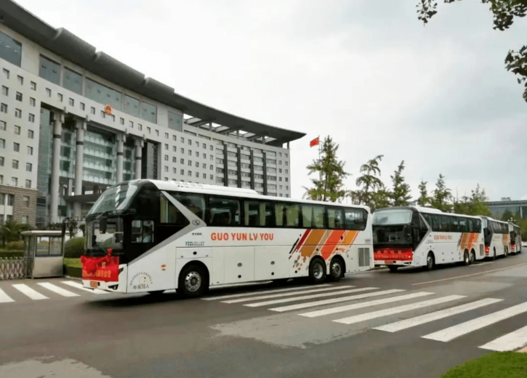 滕州国运公司10辆56座高级旅游大巴投入运营