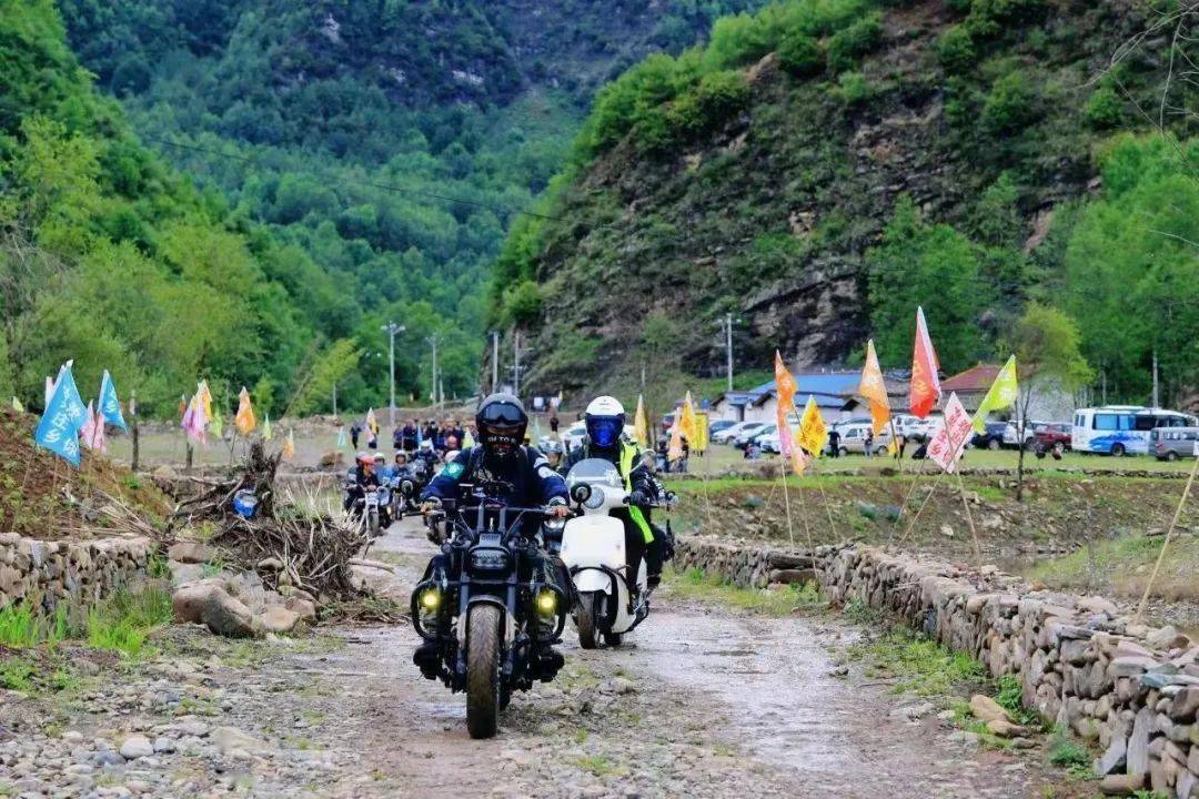 "我们以前没注意到越西县城到申果庄乡的这条骑行路线,幸得本地好友的