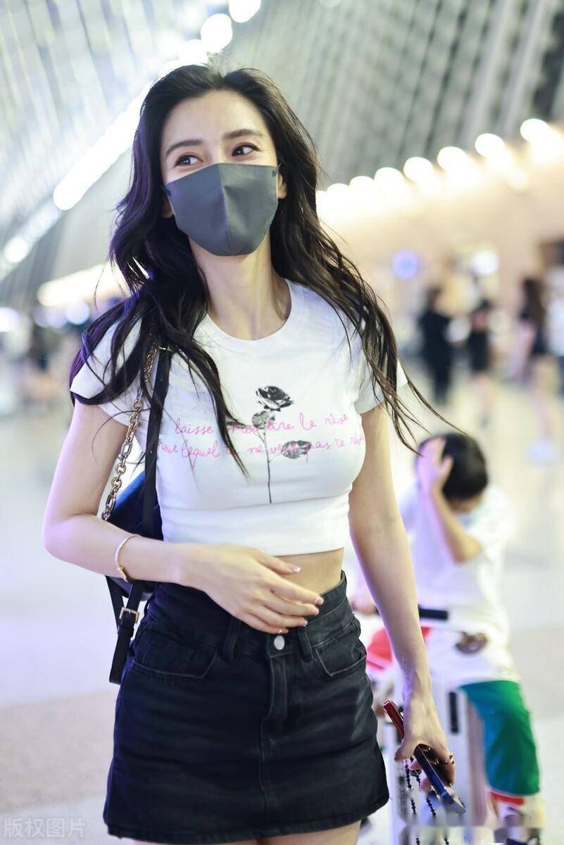 杨颖穿白色短袖t恤搭配黑色短裤清凉装扮_出发_前往_上海机场