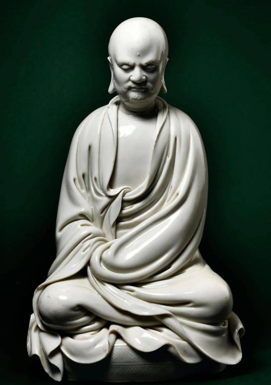 所以其亲制的流传于世作品极为珍贵少见,拍品【明何朝宗制达摩坐像】