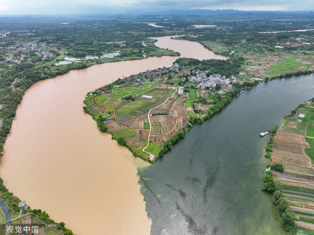 广西南宁三江口再现"鸳鸯江"
