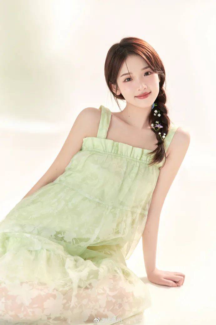 她笑起来时挤出两坨婴儿般肉肉的苹果肌,再结合她真实的性格,无论她