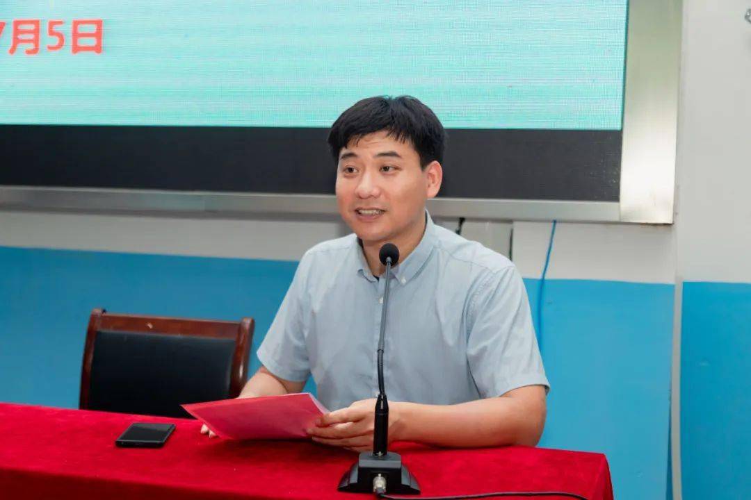 上海闵行三中学工部主任朱超宣布结对名单最后,在别开生面的破冰游戏