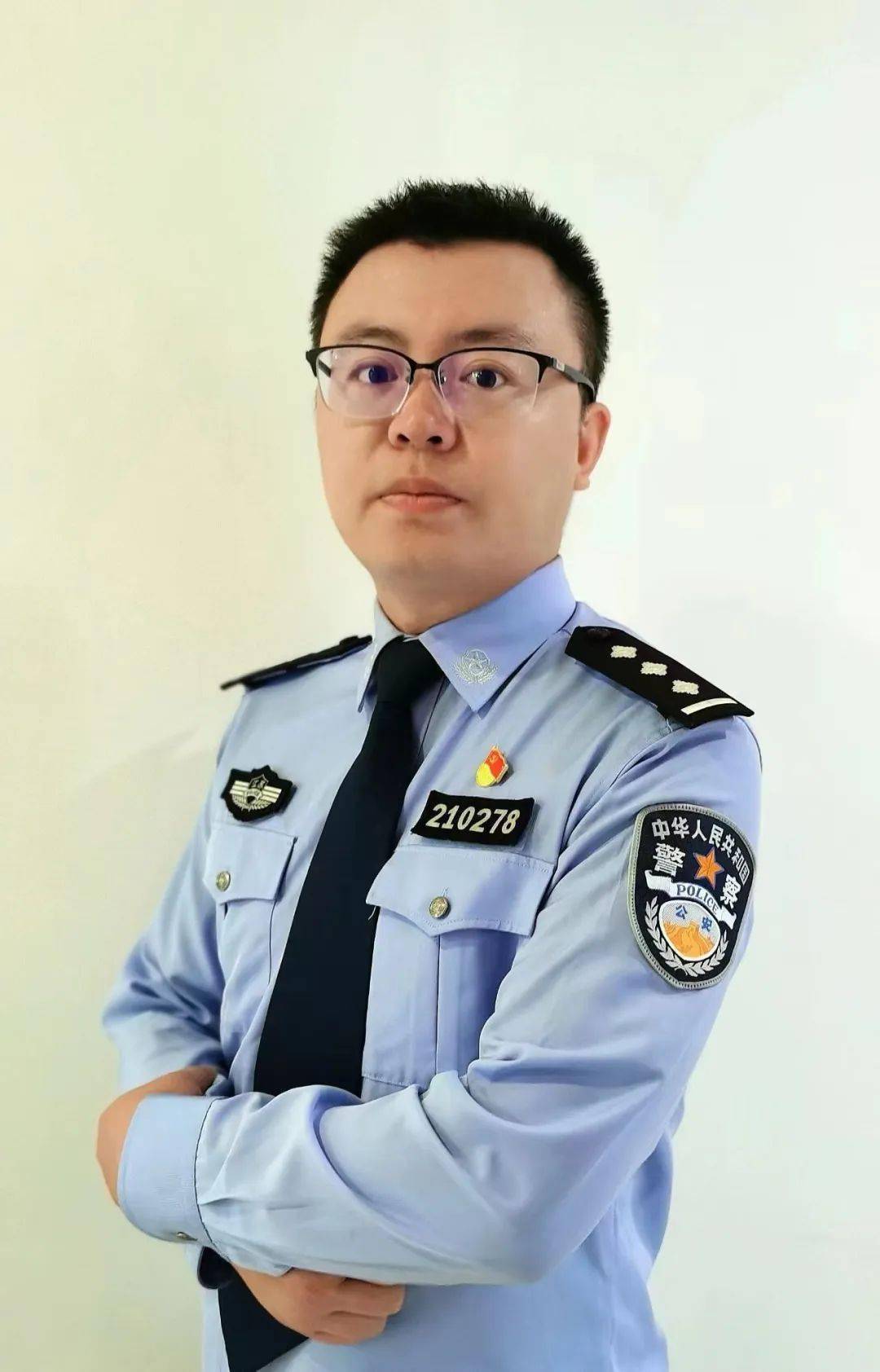 锁定江苏警方,明天加送一波警察小熊!_来袭_人物_直播间