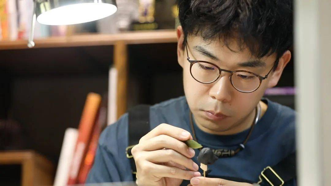 郎佳子彧在制作面人经常有人问我:北京大学的研究生,干吗要去捏面人?