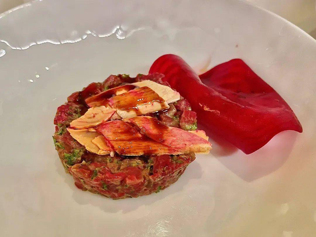 孔泰芝士,烟熏鸭胸肉,集所有贵价食材的鲜美与一体,酸甜恰当的甜菜根