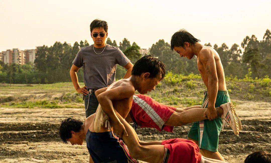 王宝强饰演的向腾辉是一家沙场老板,故事也从这家沙场讲起——而这家"