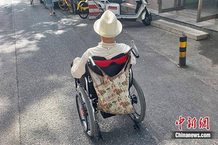 “开电动轮椅上下班”，违规吗？