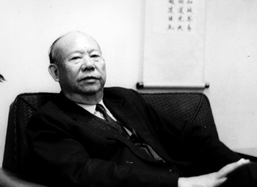 图源新浪,版权归原作者和丈夫蔡崇信的父亲一样,吴明华的父亲也是学霸