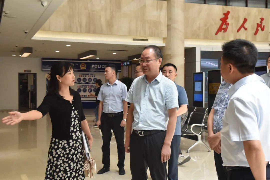 7月5日,仁怀市委副书记,市长李颖到仁怀市行政审批服务中心,开展"两长