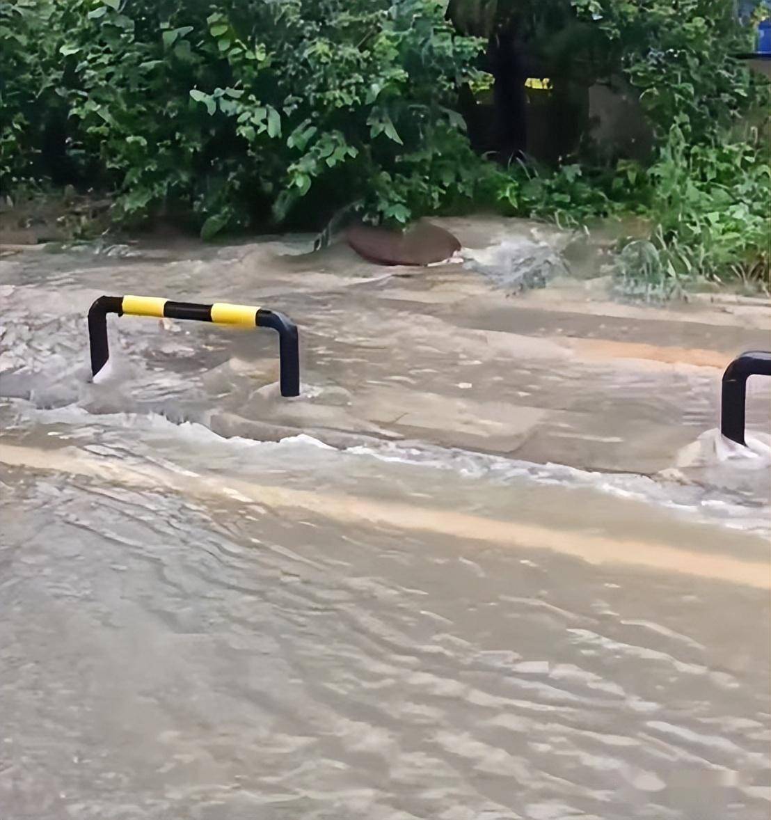 武汉这个小区门口逢下雨路面就积水严重?正在施工改造!