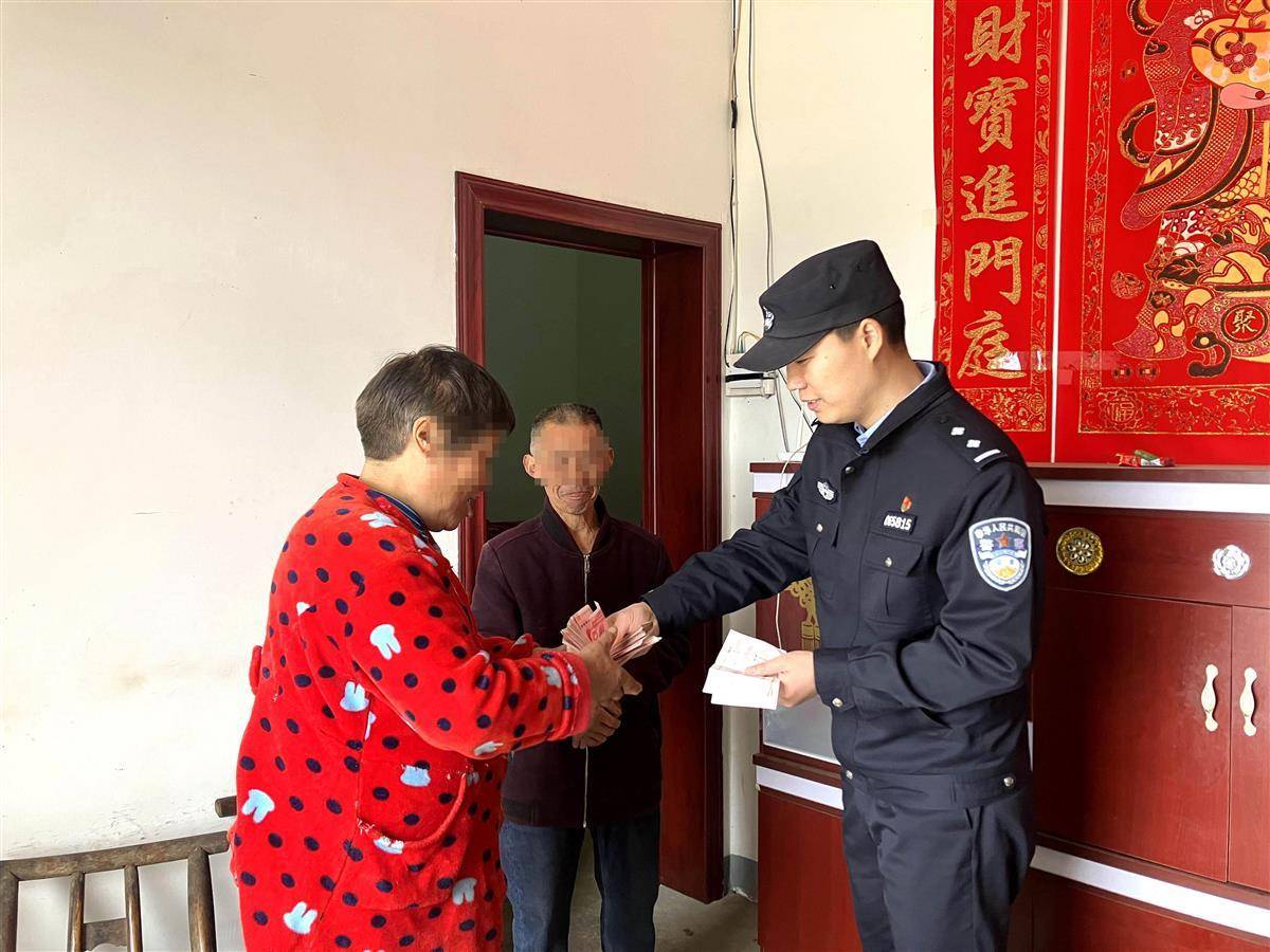 3月16日,湖北保康民警接到黄大爷报警,称家中11万元积蓄被盗.
