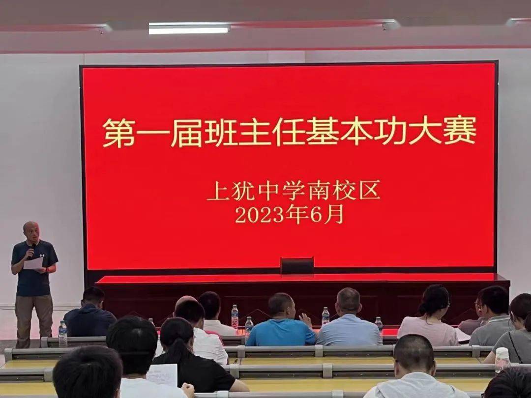 学生参加智能机器人技能提升活动图 | 国旗班图 | 红色研学活动图