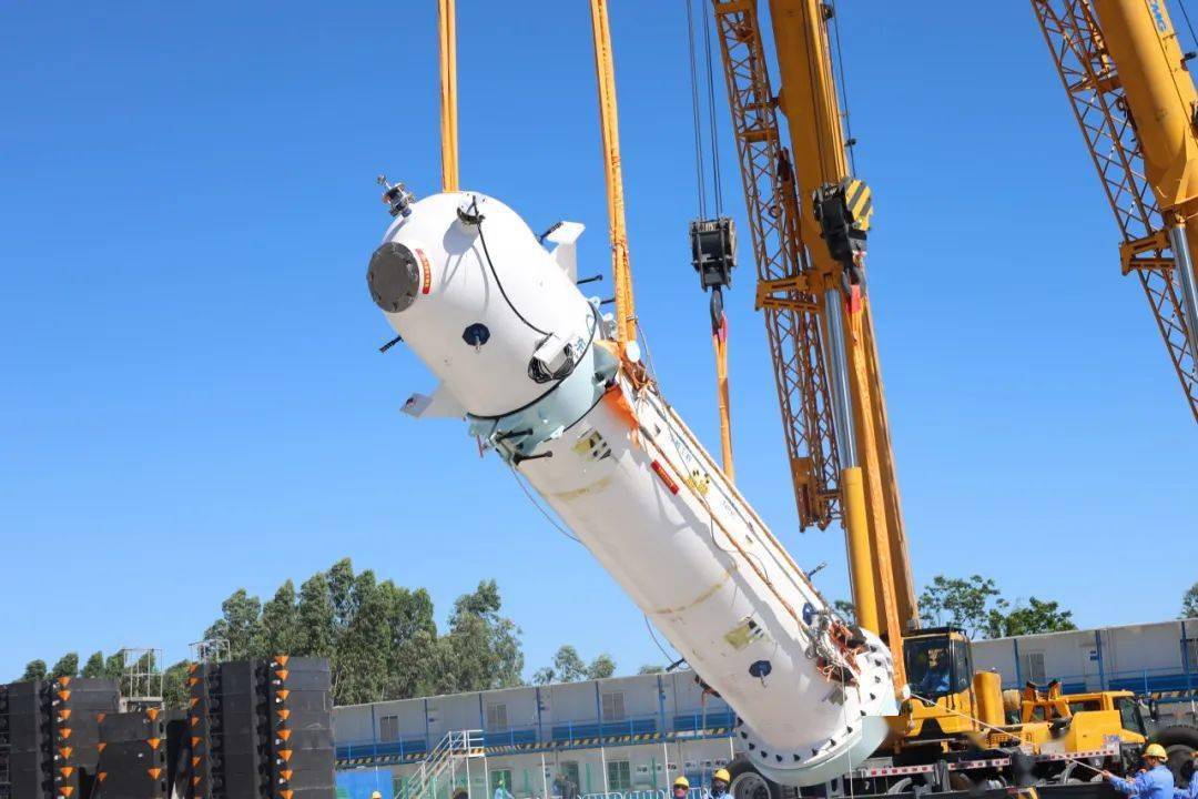 "600t吊车整体转场"玲龙一号首台主设备稳压器吊装就位_海南_工作