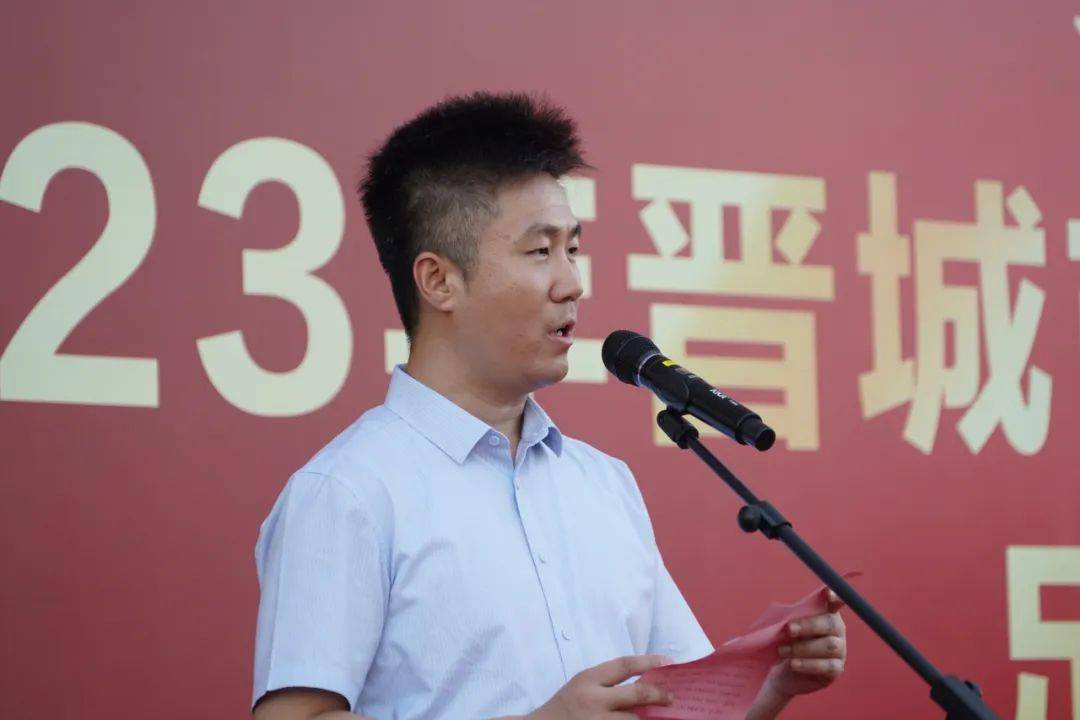 市教育局党组成员,副局长原红卫致辞市体育局党组书记,局长范春俊宣布