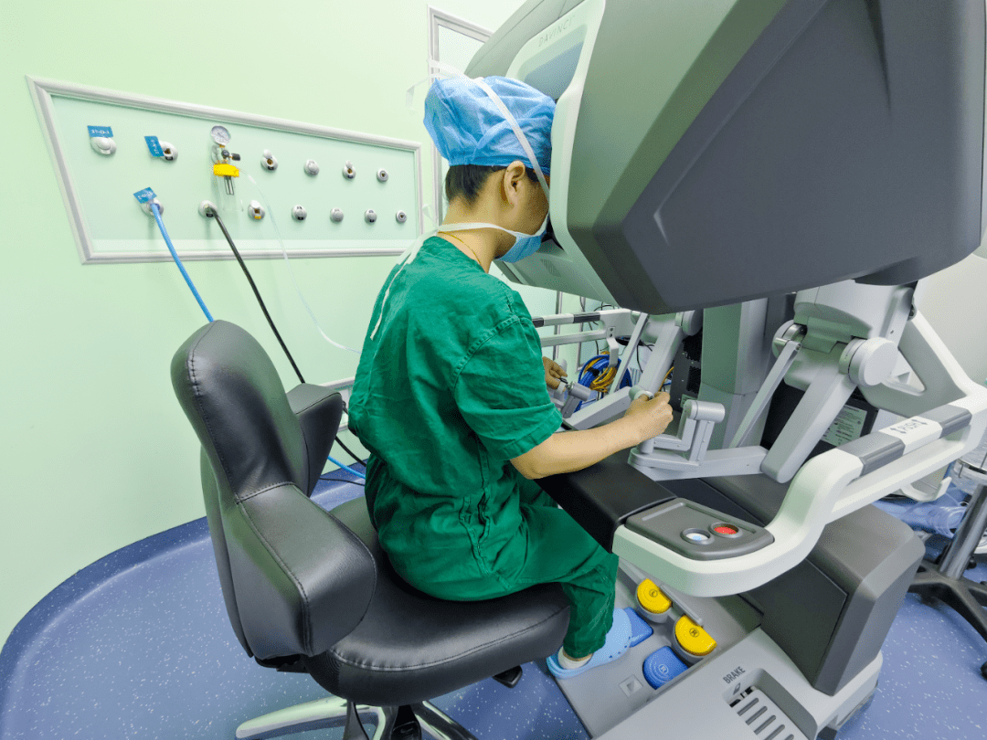 昆明医科大学附属延安医院成功开展机器人辅助下的微创冠脉搭桥术!