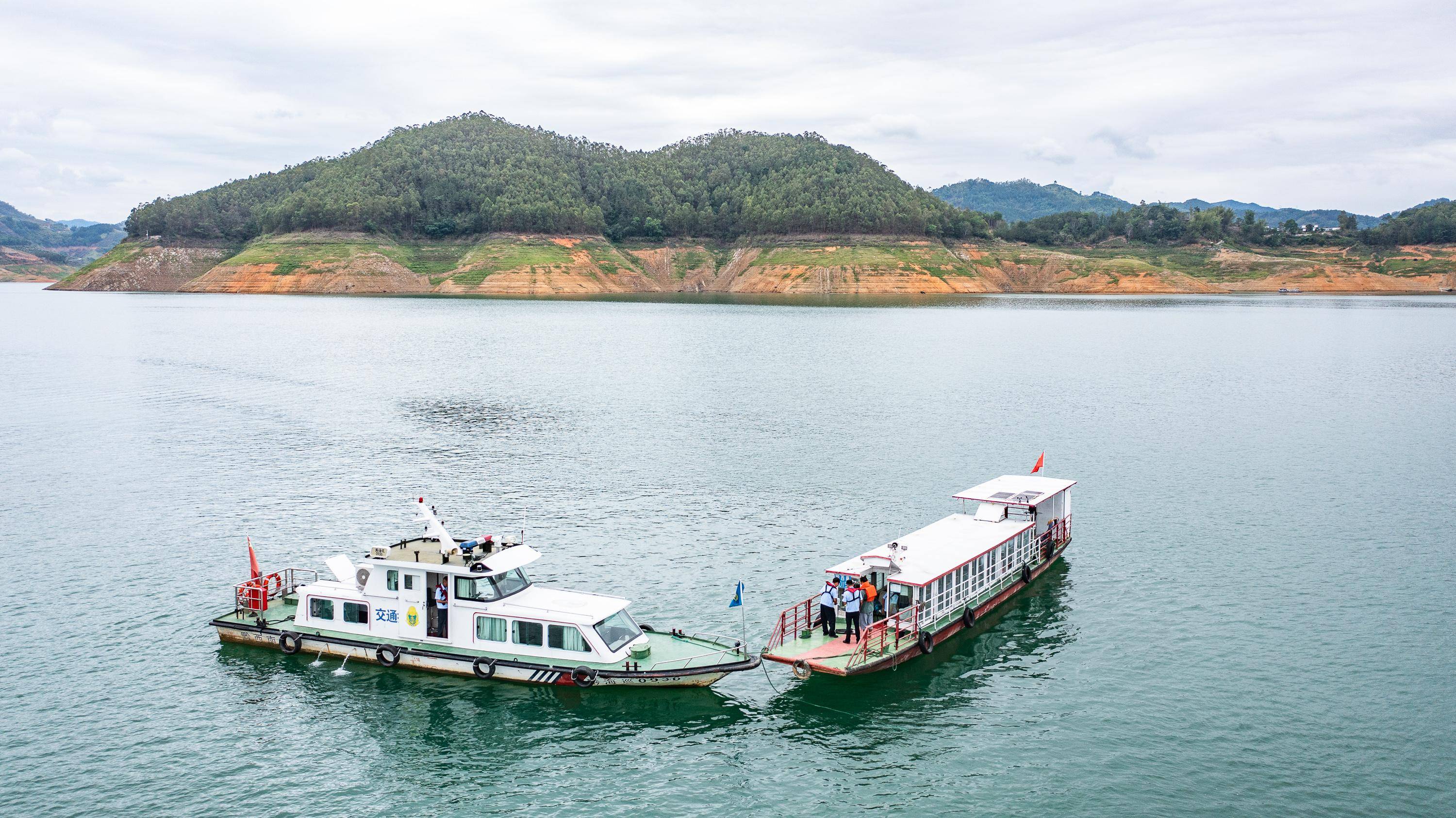 (环境)生态治理见成效 万峰湖碧波荡漾景色美