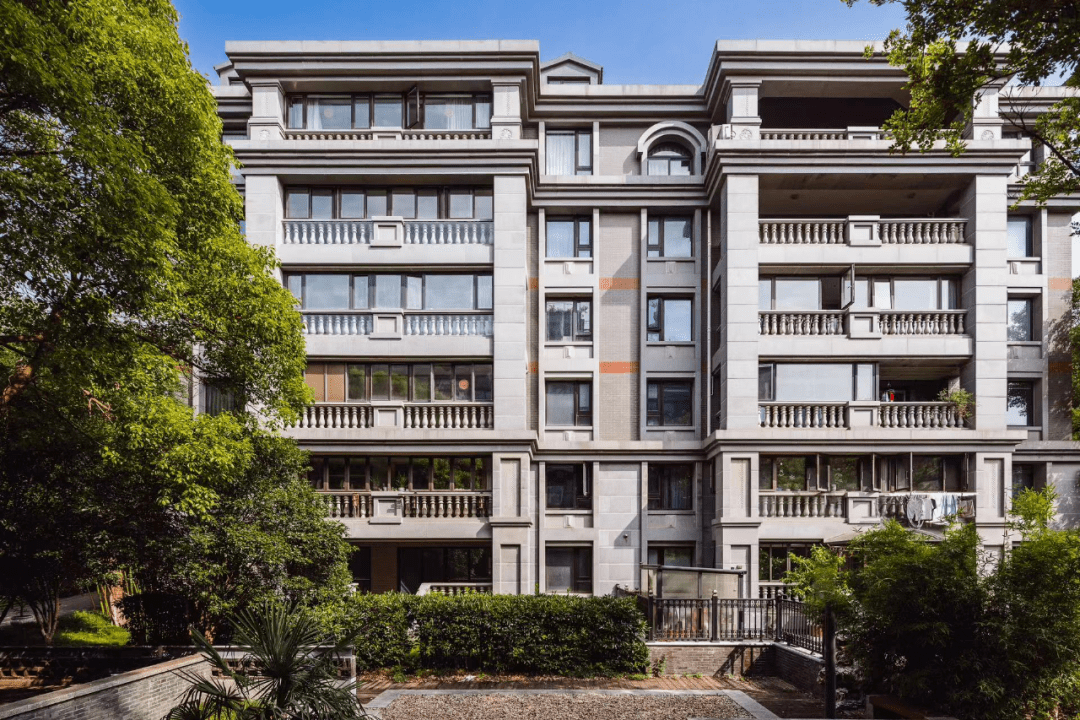 于南通母亲河濠河之上合作开发的翰林府,以前瞻视野革新南通居住标准