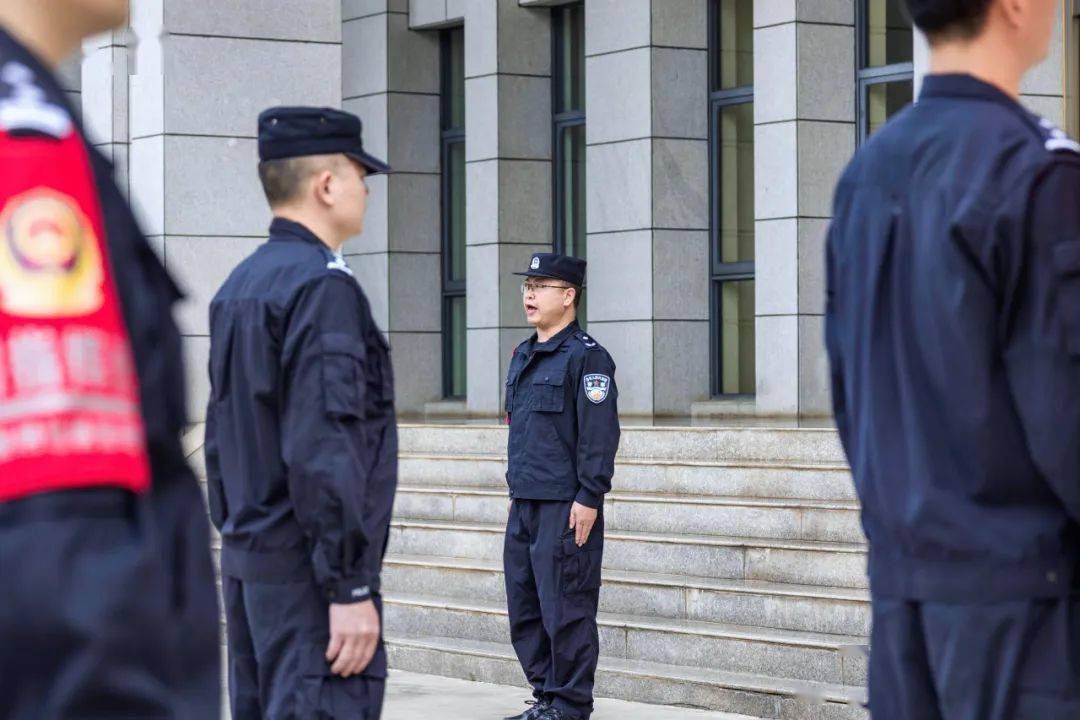 浩浩荡荡的队伍一起开进机关所有民警迅速集结一声令下党委副书记