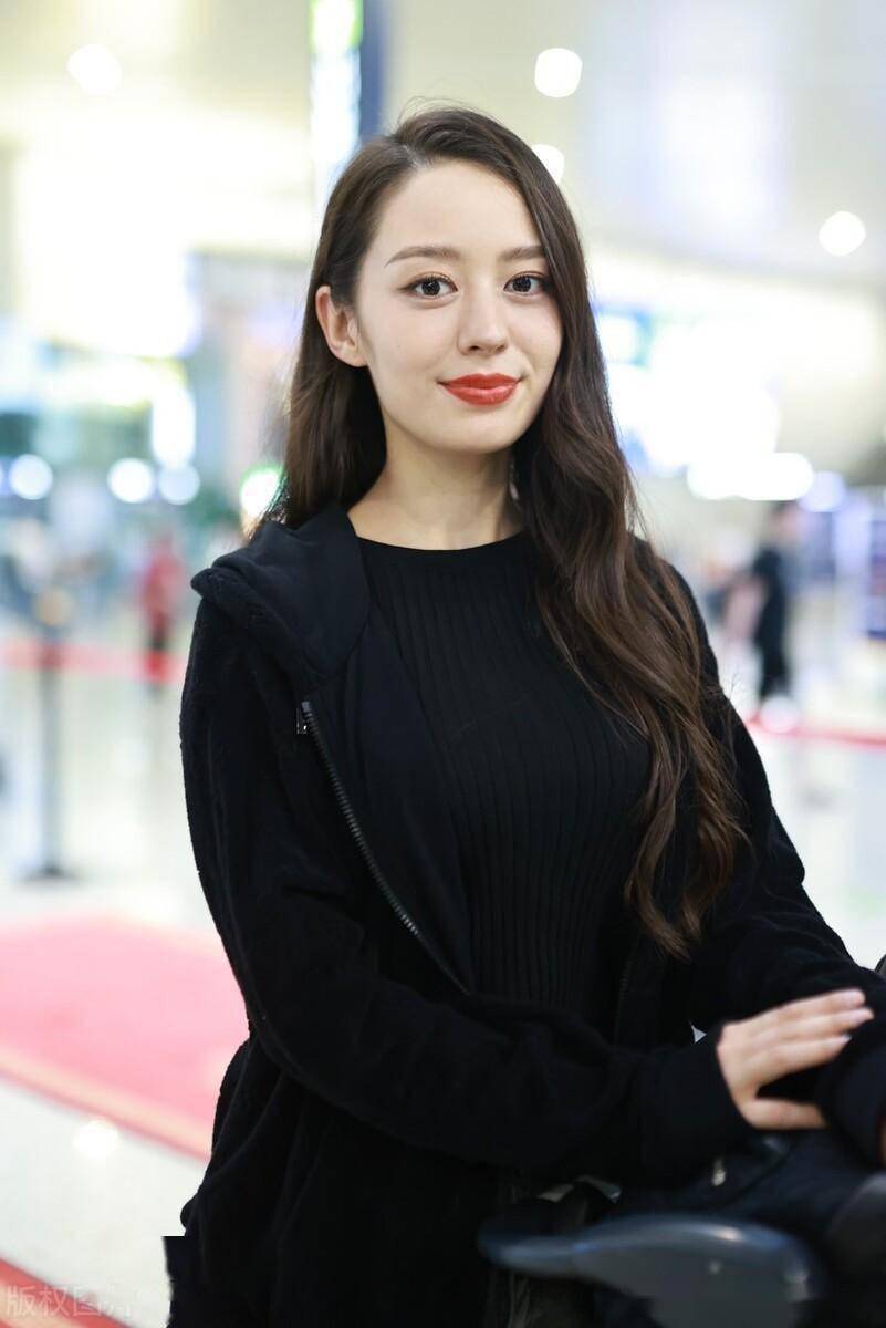 街拍:吉娜爱丽丝纯色穿着低调休闲_机场_上海