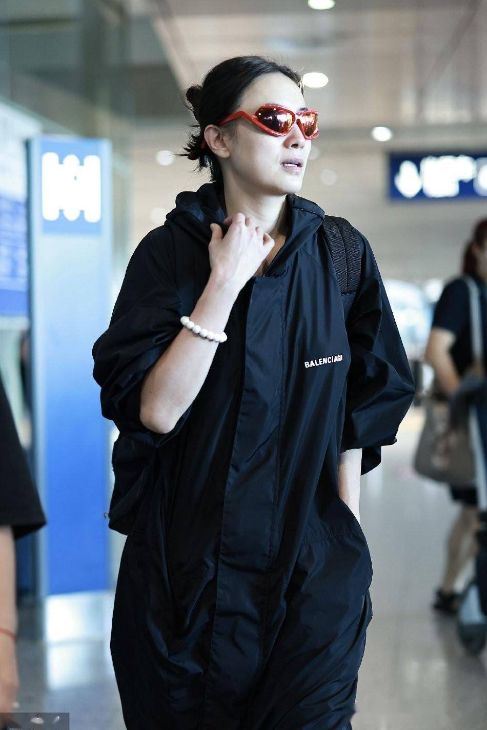 宋佳结束时装周行程回国 和粉丝打招呼签名好随和_运动_低调_机场