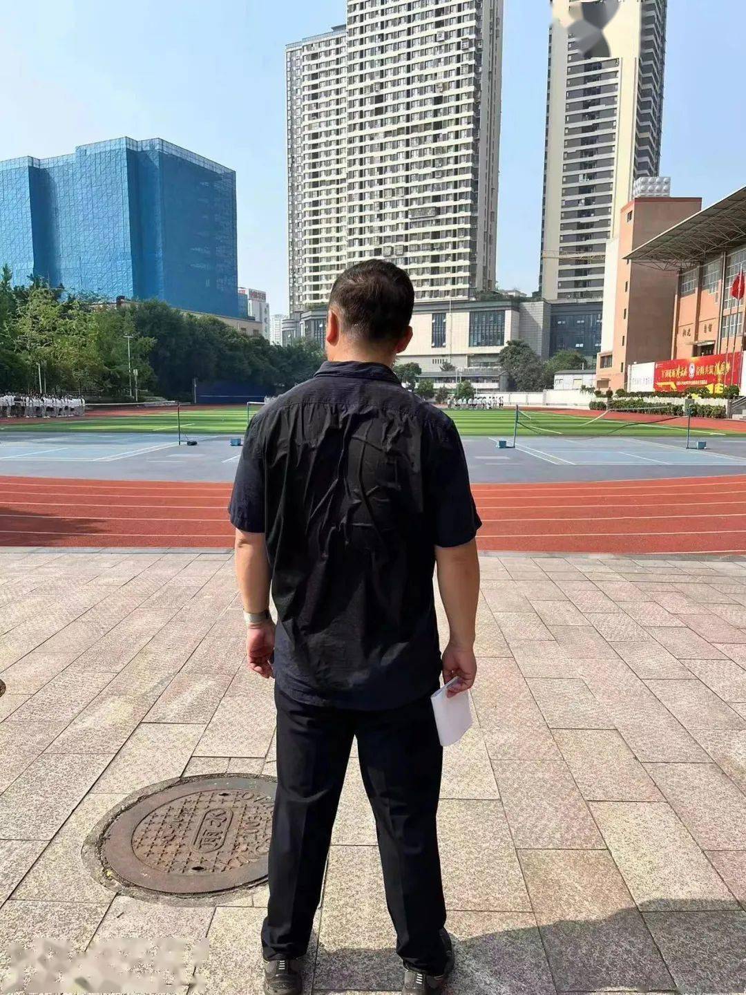 教官耐心指导整理着装正在进行课目训练的同学们同学们将以军人姿态