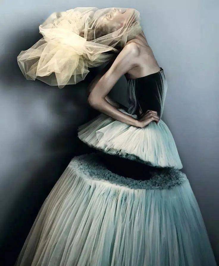 "惊悚"无头人体模型,穿着女性黑色定制燕尾服,挂在模特的背上,或者在