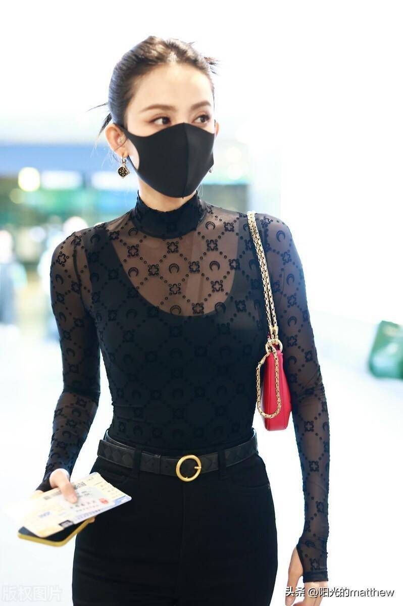 古力娜扎现身上海机场 all black造型性感优雅