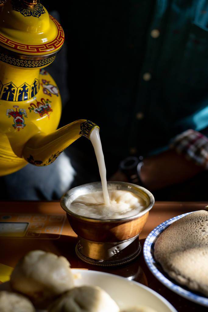 俗话说,蒙古族人民是"一日三次茶",奶茶是他们最喜爱的饮品,也是他们
