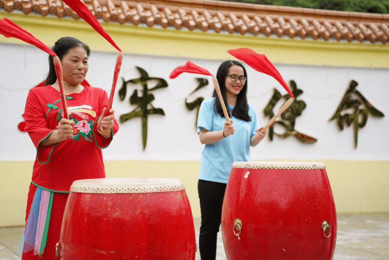 汇演结束后,中外实践团成员越南留学生范氏芳草与阮芳蓉向村民请教