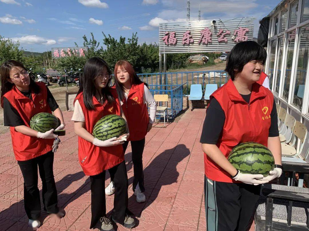 敖汉青年志愿者走进敖汉福乐康养老院开展慰问老人志愿服务活动